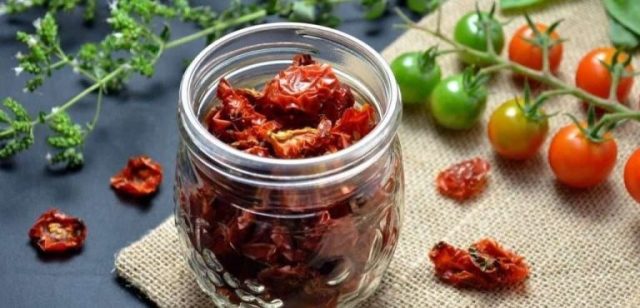 طريقة عمل بستو بالطماطم المجففة