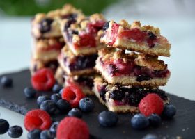 طريقة عمل مبروشة بالتوت الأزرق