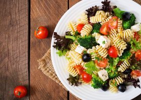 طريقة عمل سلطة مكرونة بجبن الموزريلا الكرات