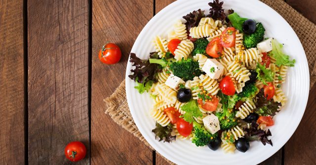 طريقة عمل سلطة مكرونة بجبن الموزريلا الكرات