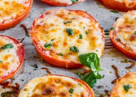 طريقة عمل طماطم مشوية بجبن البارميزان