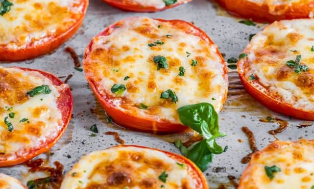 طريقة عمل طماطم مشوية بجبن البارميزان
