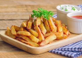 طريقة عمل أصابع البطاطس المشوية مع الثوم