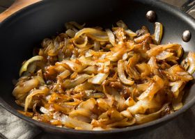 طريقة عمل البصل المكرمل للبرغر