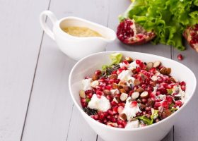 طريقة عمل سلطة الرمان والخس