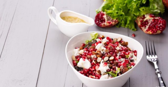 طريقة عمل سلطة الرمان والخس