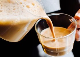 طريقة عمل شاي كرك بالهيل والزعفران