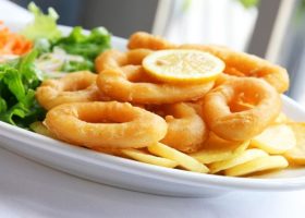 طريقة عمل حلقات الحبار بالملح والفلفل