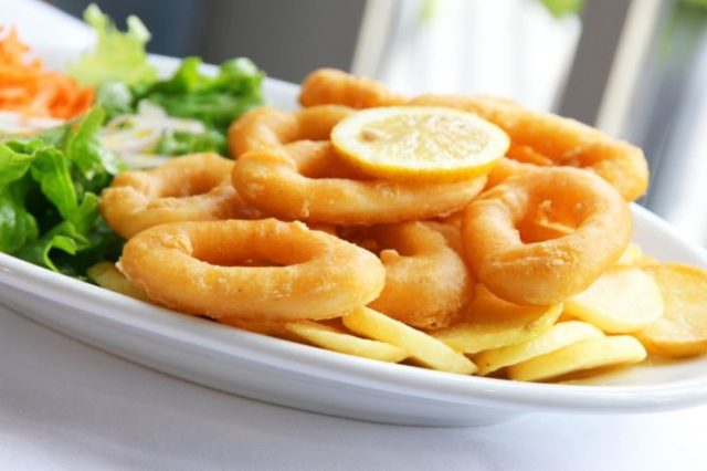 طريقة عمل حلقات الحبار بالملح والفلفل