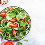 طريقة عمل سلطة الطماطم الكرزية بالزيتون وخل البلسمك