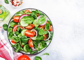 طريقة عمل سلطة الطماطم الكرزية بالزيتون وخل البلسمك