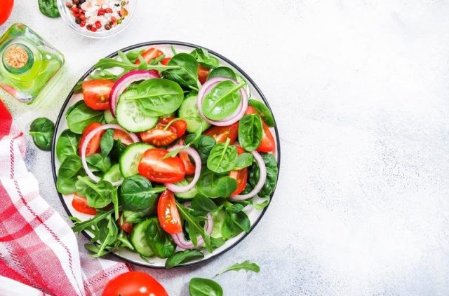 طريقة عمل سلطة الطماطم الكرزية بالزيتون وخل البلسمك