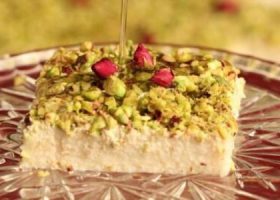 طريقة عمل المدلوقة بالسميد والقشطة