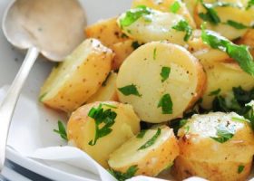 طريقة عمل سلطة البطاطس المسلوقة