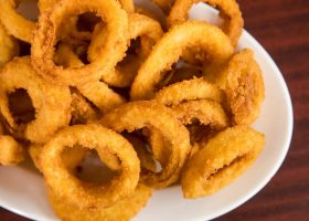 طريقة عمل حلقات الكالاماري المقلية