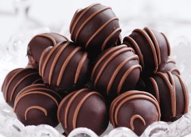 طريقة عمل كرات الشوكولا بالكيك