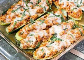 طريقة عمل صينية الكوسا بالدجاج والجبن