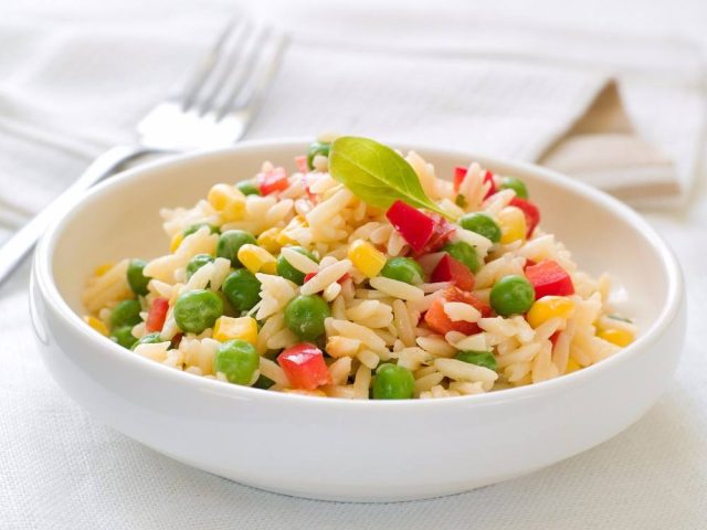 طريقة عمل سلطة مكرونة لسان العصفور بالخضار