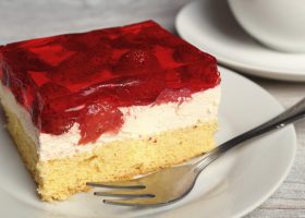 طريقة عمل كيك الجيلي الاحمر