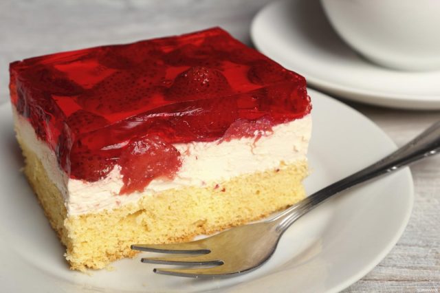 طريقة عمل كيك الجيلي الاحمر