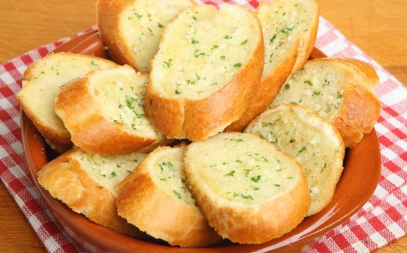 طريقة عمل خبز الثوم بالبيستو