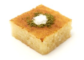 طريقة عمل كيكة البسبوسة بالعسل