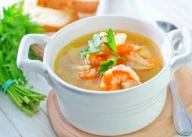 طريقة عمل شوربة الروبيان بحليب جوز الهند التايلندية