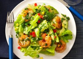 طريقة عمل سلطة الروبيان مع الخضر الطازجة