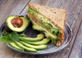 طريقة عمل ساندويش أفوكادو بالطماطم