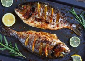طريقة عمل السمك المشوي بالردة