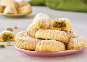 طريقة عمل معمول السميد بالفستق الحلبي