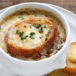 طريقة عمل شوربة البصل المحمر