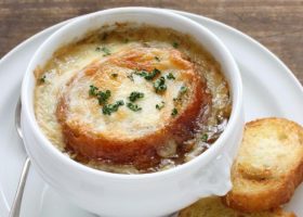 طريقة عمل شوربة البصل المحمر