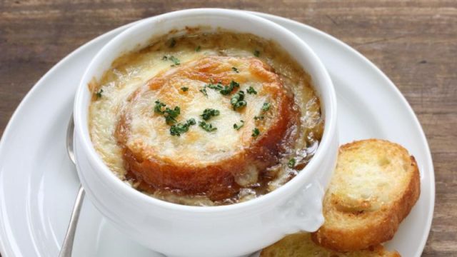 طريقة عمل شوربة البصل المحمر