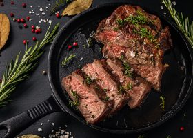 طريقة عمل لحم ستيك بتتبيلة الثوم وإكليل الجبل