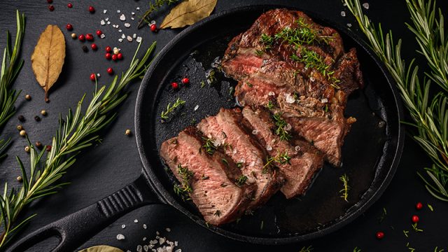 طريقة عمل لحم ستيك بتتبيلة الثوم وإكليل الجبل