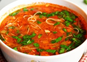 طريقة عمل شوربة الشعيرية بالصوص الأحمر