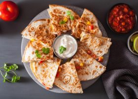 طريقة عمل تورتيلا دجاج بالجبن