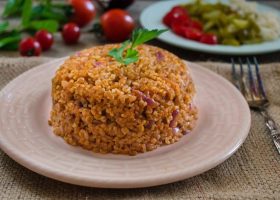 طريقة عمل برغل باللوبيا والطماطم