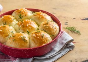 طريقة عمل خلية نحل بالجبن والزيتون