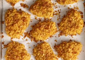 طريقة عمل دجاج مقرمش بالفرن بفتات البسكويت