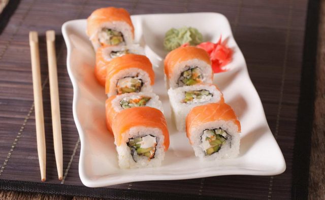 طريقة عمل السوشي بالسلمون مع المانجو والخيار