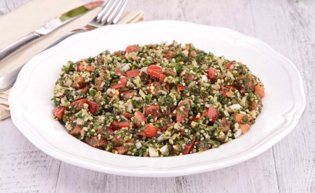 طريقة عمل سلطة البرغل بالجرجير