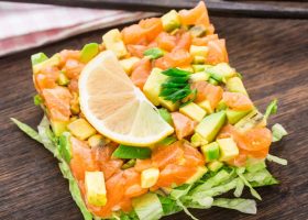 طريقة عمل سلطة سلمون مدخن بالأفوكادو