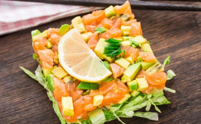 طريقة عمل سلطة سلمون مدخن بالأفوكادو