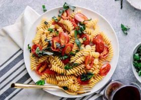 طريقة عمل سلطة باستا بالطماطم الكرزية