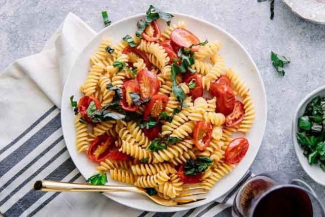 طريقة عمل سلطة باستا بالطماطم الكرزية