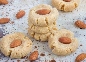 طريقة عمل بسكويت اللوز بجوز الهند