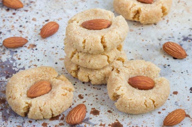 طريقة عمل بسكويت اللوز بجوز الهند