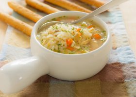 طريقة عمل شوربة الدجاج والرز